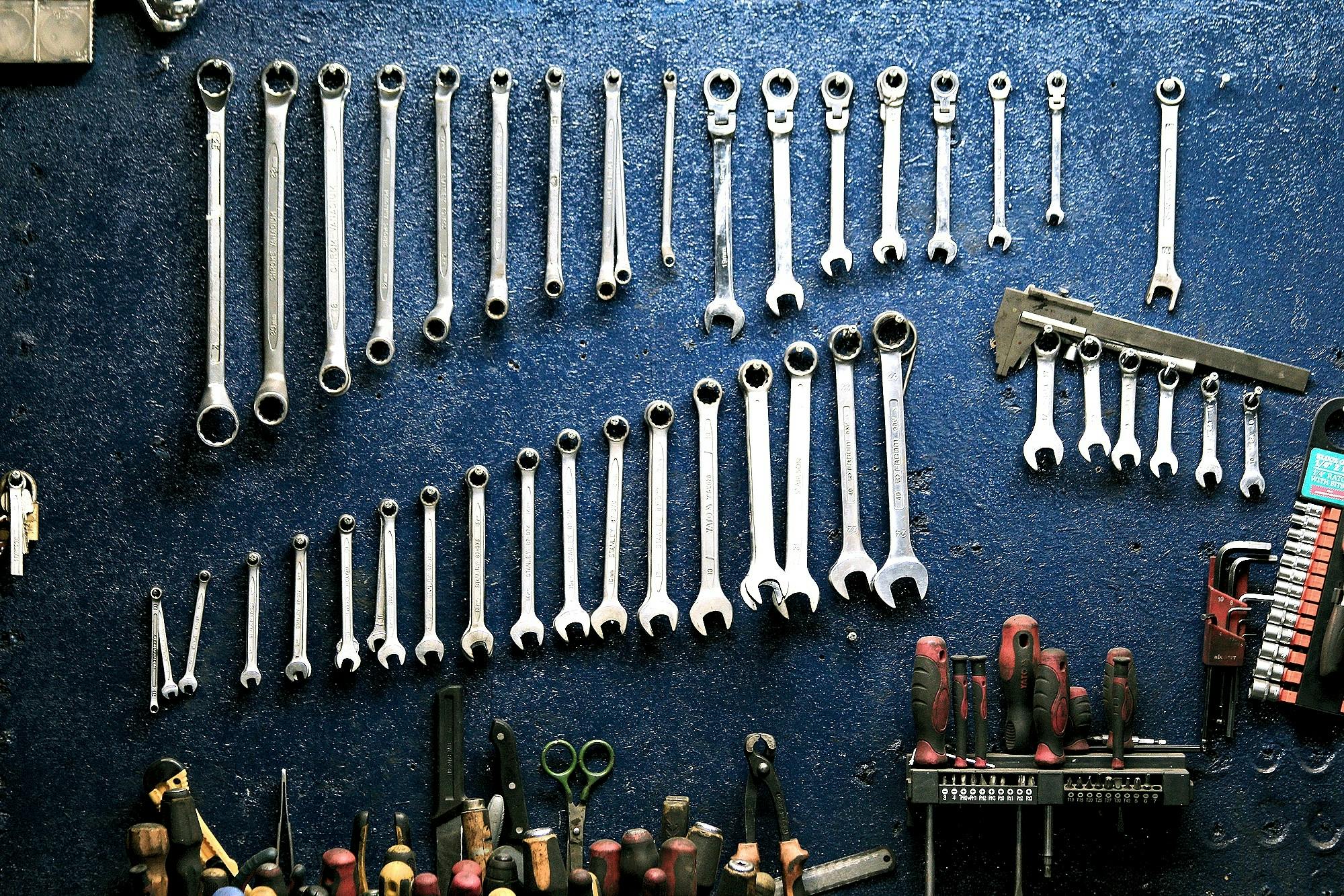 الأدوات والأشغال اليدوية
